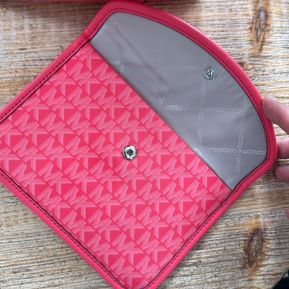 Michael Kors Bag Eliza XS East-West Tote & Wallet Set - Picture 14 of 17